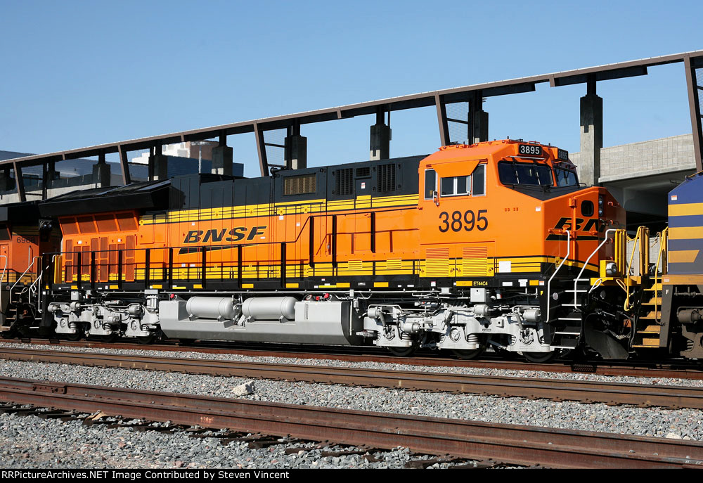 BNSF ET44C4 #3895